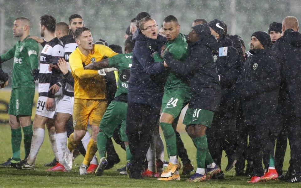 Футболистите на Лудогорец и Локомотив Пловдив влязоха в саморазправа помежду