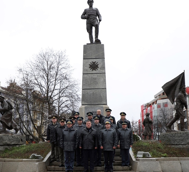 Красимир Каракачанов: Възстановяването на Висшето военновъздушно училище е успех за Българската армия
