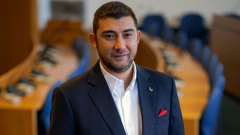 Карлос Контрера от ВМРО задочно предизвика Демократична България Общинският съветник