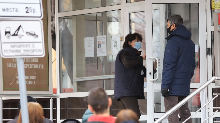 Лични лекари в София тази сутрин отново чакаха на опашка