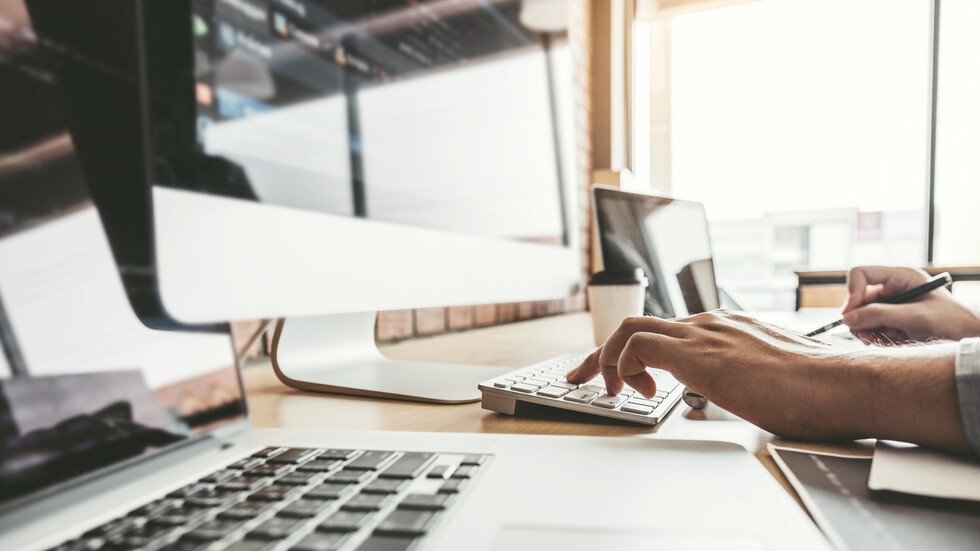 Европейската комисия посочва че 53 от хората в ЕС между