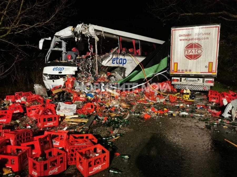 Челен удар между камион и автобус, има загинали 