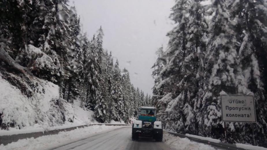 425 машини са обработвали пътищата от републиканската пътна мрежа през