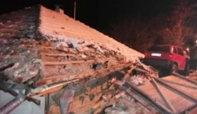 Кола кацна върху покрив