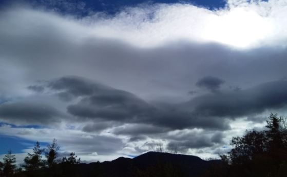 Атмосферното налягане е малко по високо от средното за месеца и