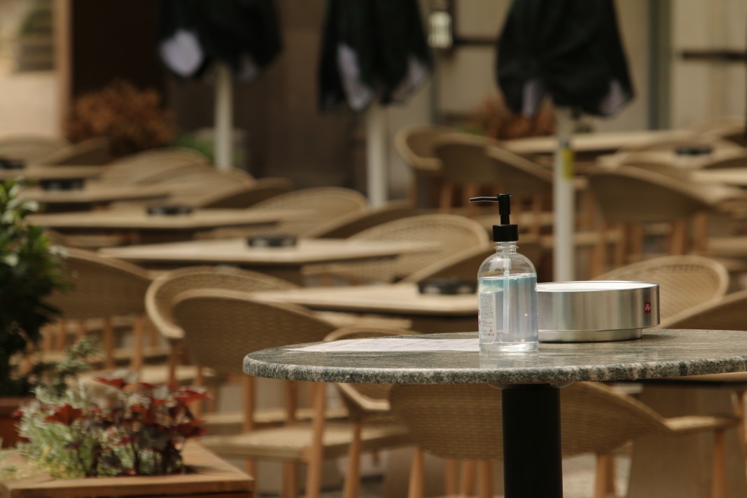 Собствениците на заведения реагираха остро на разхлабването на мерките за