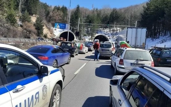 Внезапна блокада на АМ Тракия при тунела Траянови врата