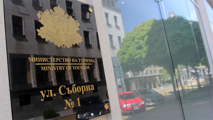 Министерството на туризма е направило четвърто плащане към туроператори и