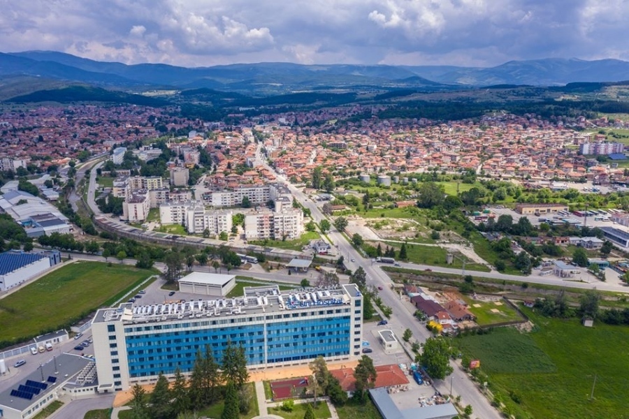 Джип е ударил няколко паркирани автомобила и се врязал във