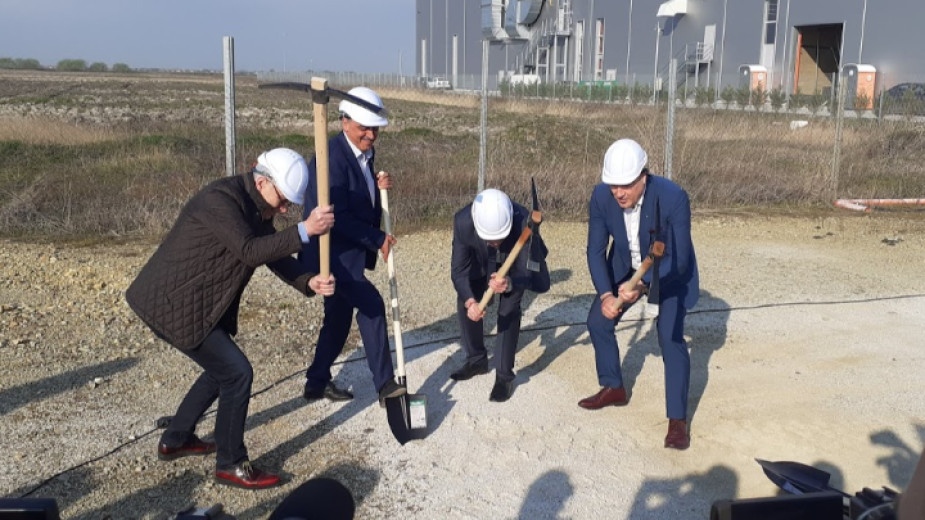 Министърът на икономиката Лъчезар Борисов връчи сертификат за инвестиция клас