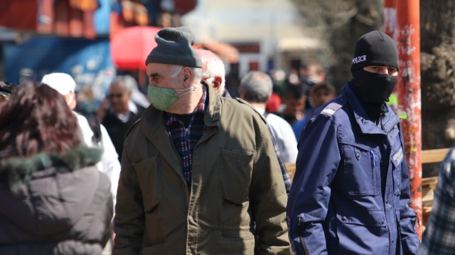 Частично разхлабване на ограничителните мерки от днес въпреки високия брой