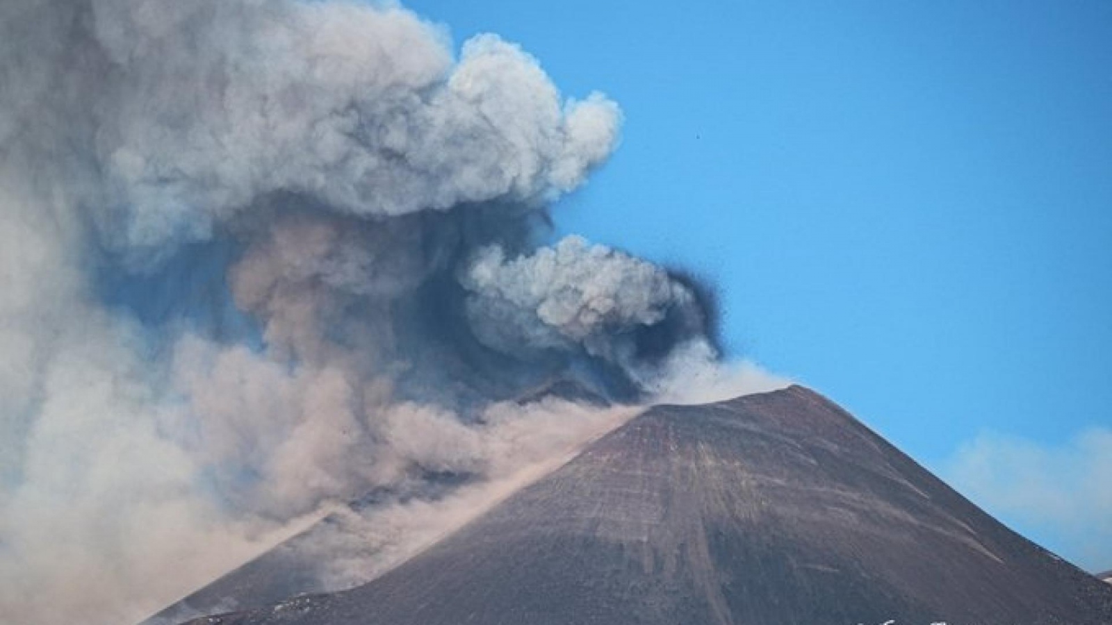 Летището в град Катания на италианския остров Сицилия днес спря