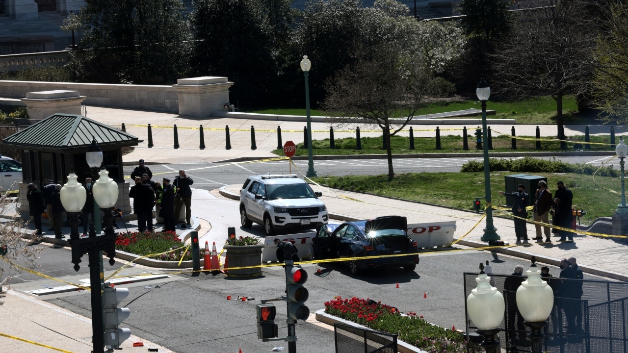 Шофьор блъсна с колата си двама полицаи край Капитолия съобщава