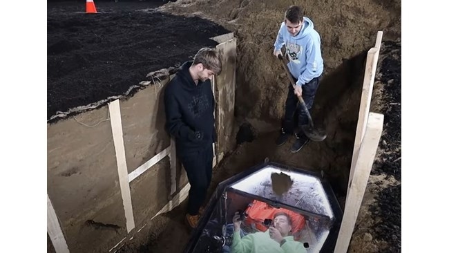 Американски блогър се погреба жив за два дни