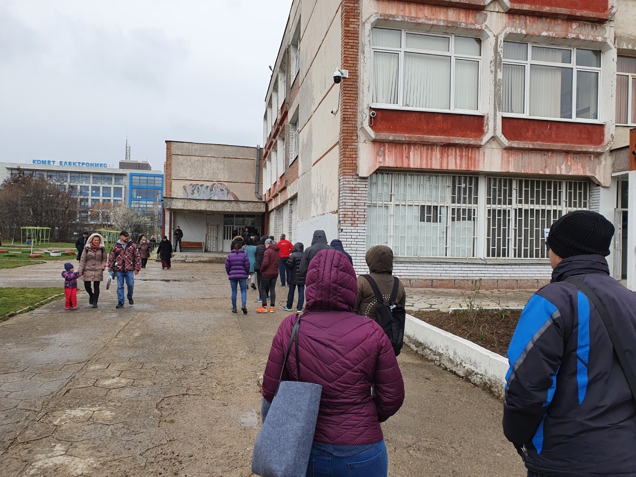 Опашки има и в София за гласуване видя репортер на