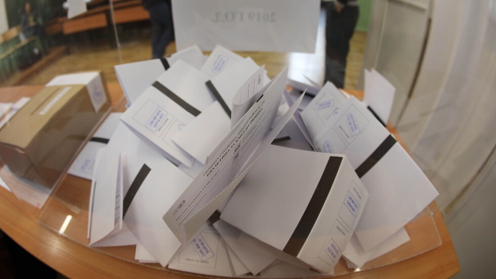 В ОИК в Пловдив вече започнаха да пристигат първите членовете