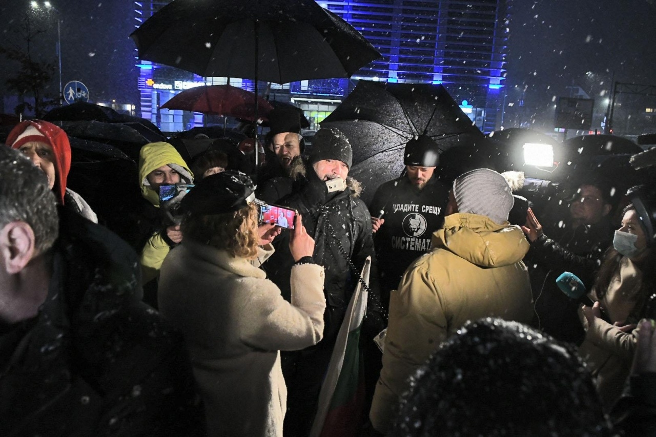 Около 30-тина протестиращи дойдоха пред централата на ГЕРБ в изборната