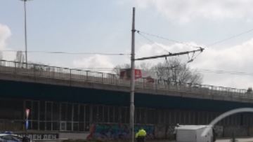 Бус се преобърна на кръговото кръстовище на 4 ти км в