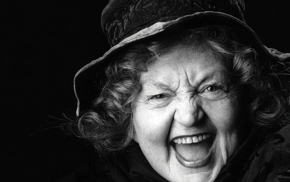 Директорът на Сатирата Калин Сърменов закова лично табелката с името