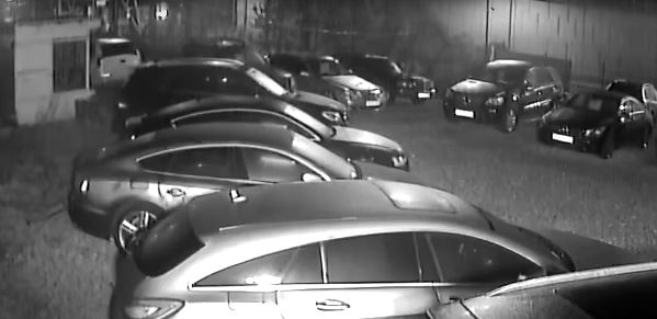 Скандал показва за първи път запалването на коли в автокъщата