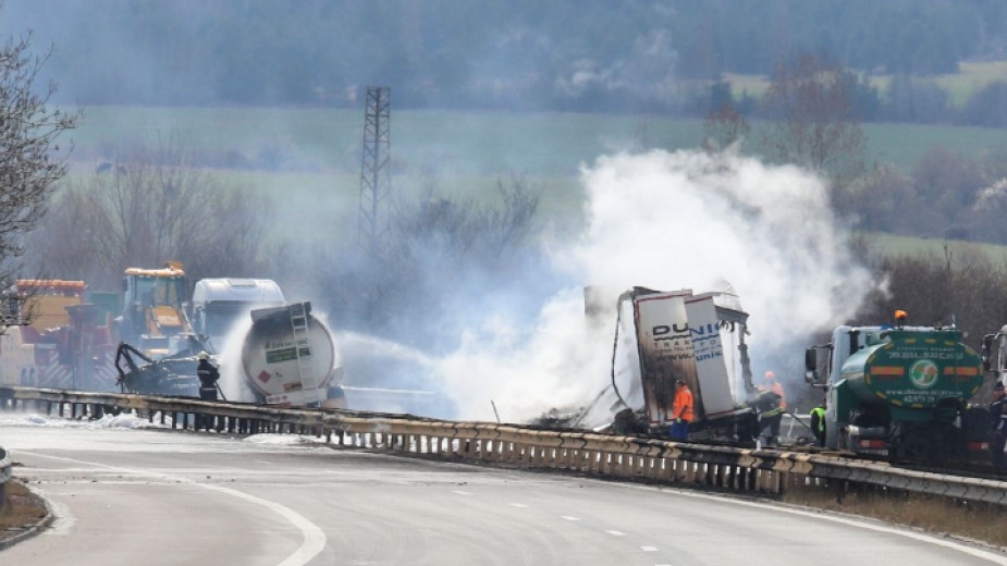 Часове наред магистрала Тракия в участъка преди София остана блокирана