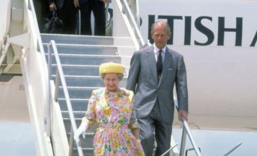 Две крачки зад нея Принц Филип вярно следваше кралица Елизабет