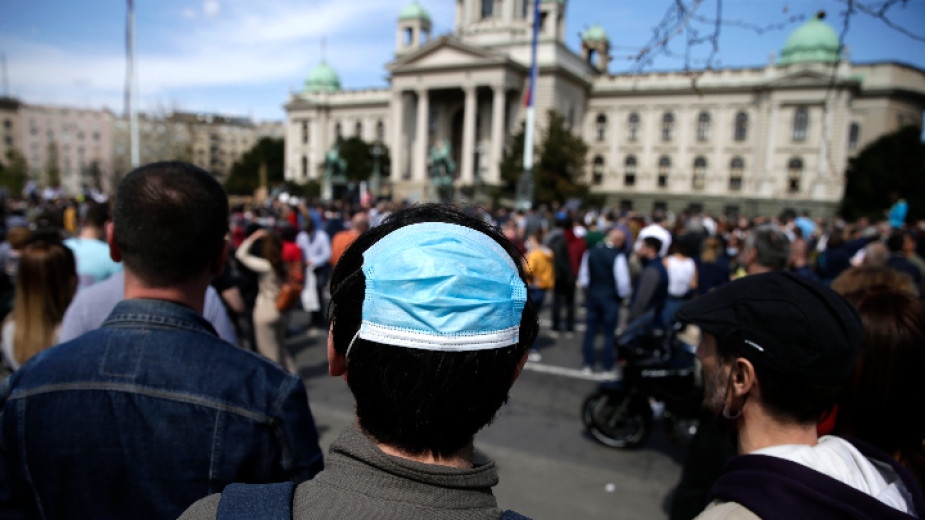 Няколко хиляди души блокираха движението пред сръбския парламент в знак