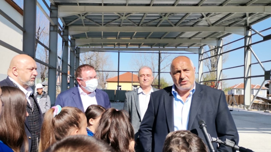 Според премиера Бойко Борисов още през май броят на ваксинираните