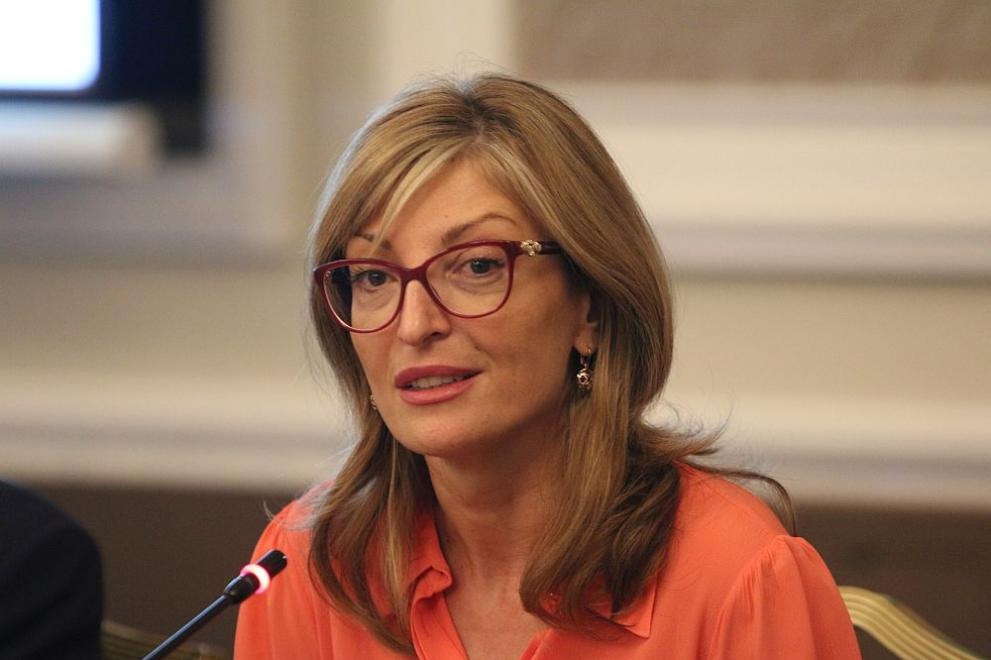 Един министър както и хората които са политици трябва винаги