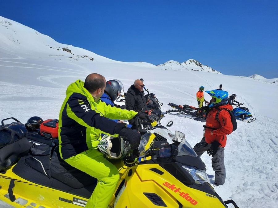 Екоминистърът яхна моторна шейна и наруши забраната за влизането им в национални паркове