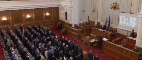 Новите 240 депутати се заклеха на живо и онлайн