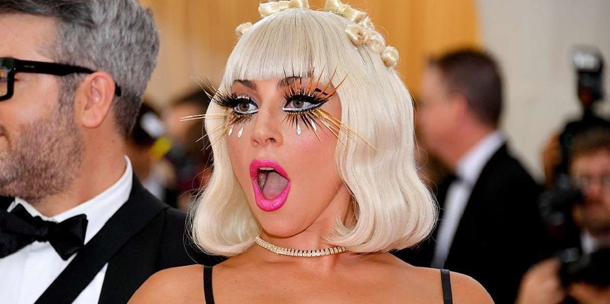 Почитателите на екстравагантната мода и огромните рокли и аксесоари може