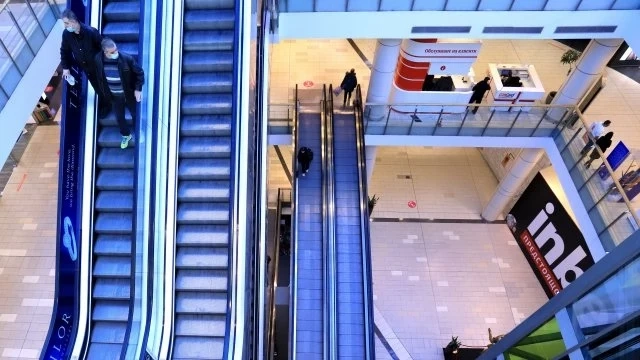 Отварят моловете и казината