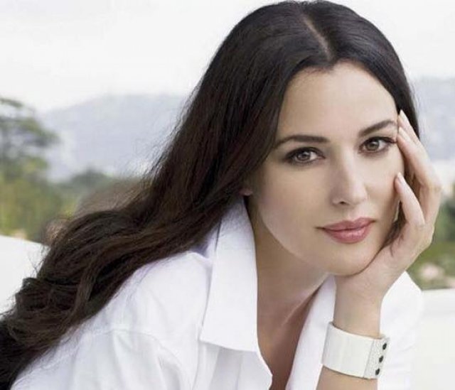 53 годишният актьор Гай Пиърс и 56 годишната Моника Белучи ще си