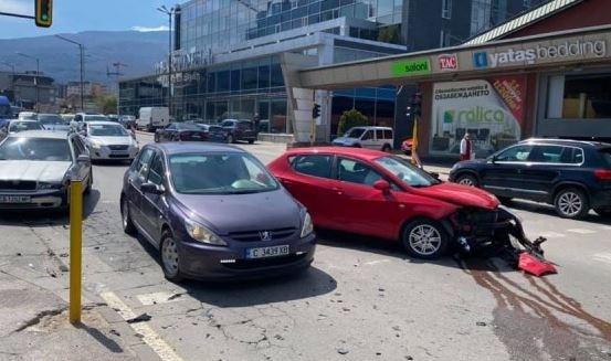 Млада жена пострада при катастрофа на столичния бул Симеоновско шосе