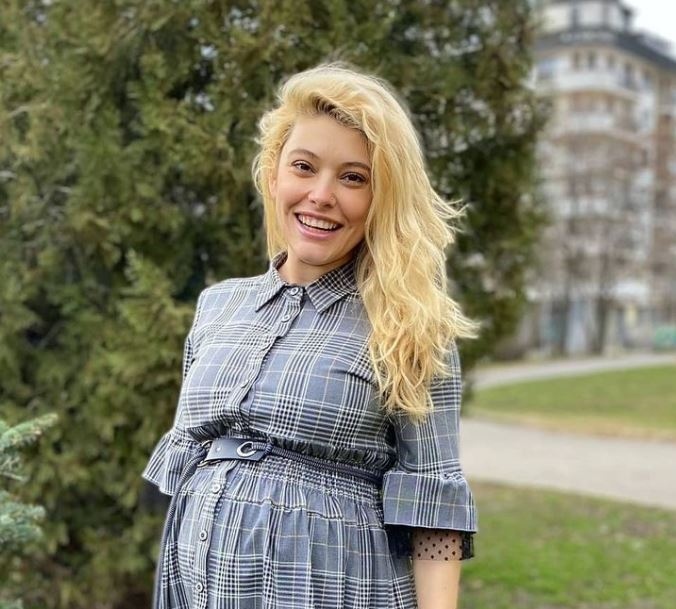 След няколко дни отсъствие от социалните мрежи днес репортерката Ева