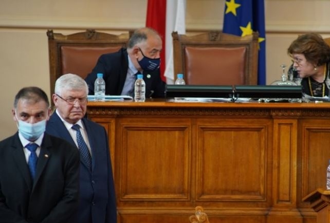 Кирил Ананиев едва не колабира в парламента