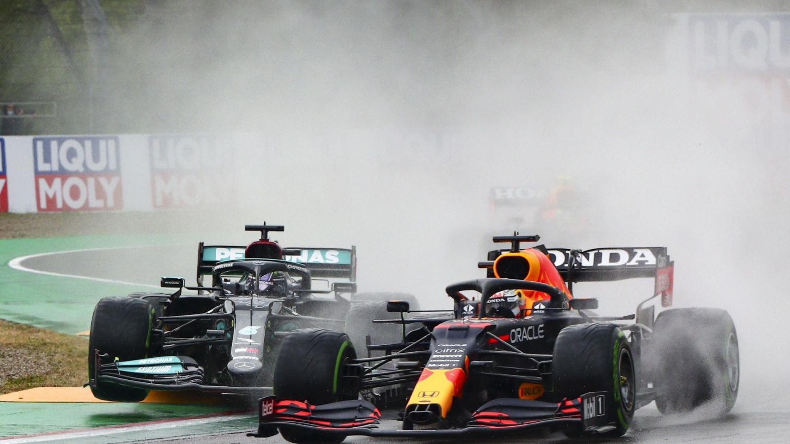 Макс Верстапен с Ред Бул триумфира в състезанието за Голямата