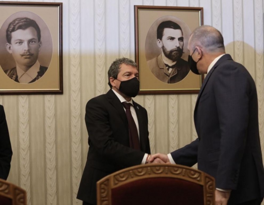 Има такъв народ: Ако изобщо може да се стигне до кабинет, то ще е с другите две партии от протеста