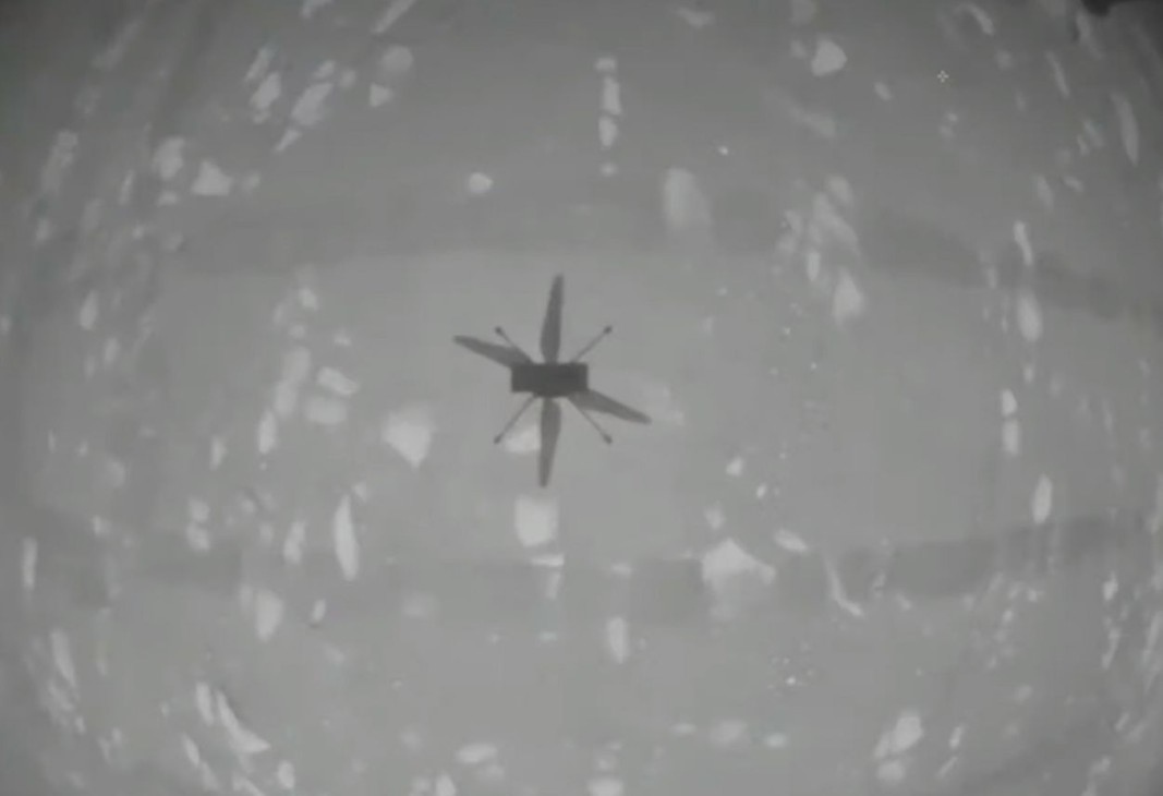 Миниатюрният робот хеликоптер Ingenuity на НАСА извърши успешно излитане и кацане