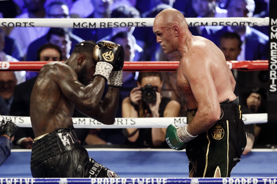 Очакваният с огромен интерес сблъсък за обединение на шампионските пояси