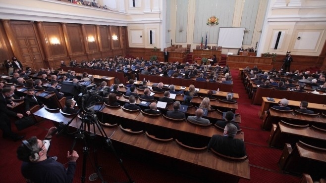 121 депутати ще приемат закони, НС влиза в социалните мрежи  