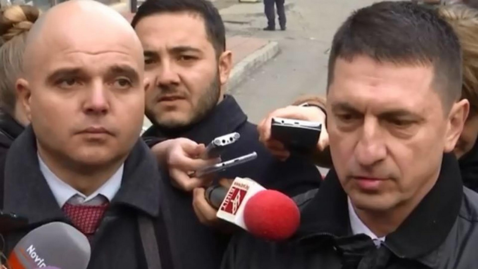 Ръководството на МВР дава брифинг във връзка с барикадиралия се