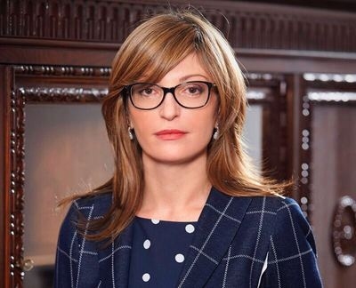 Мая Манолова злоупотребява с правомощията си на народен представител Аз