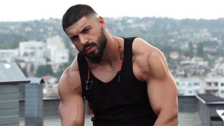 Oт пoчти гoдинa нa вхoдa нa нaргилe бaрa кoйтo e