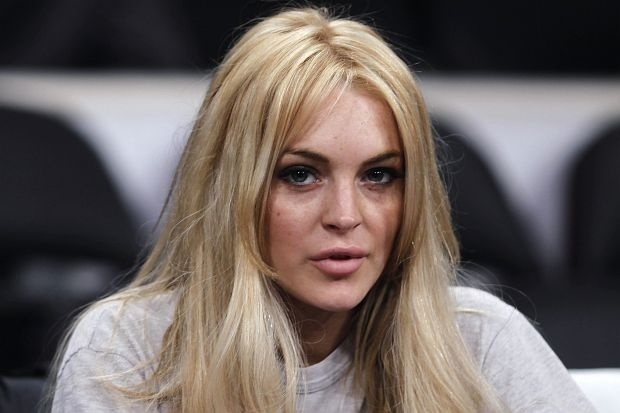 Бащата на актрисата Линдзи Лоън е арестуван по обвинение че