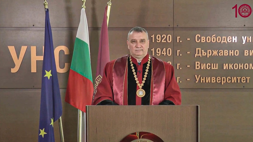 Уволненият преподавател от УНСС Мартин Осиковски може отново да се