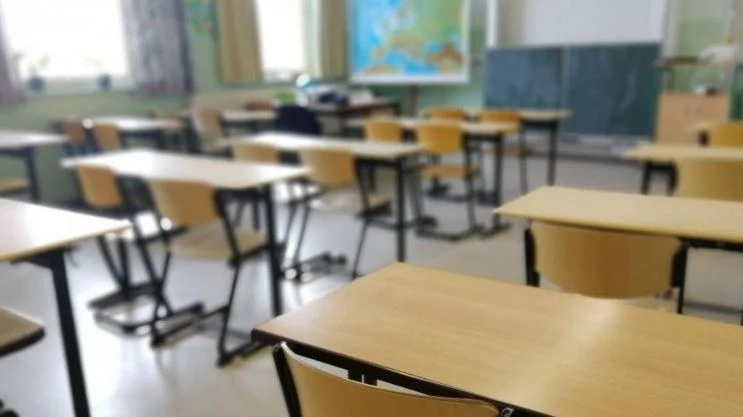 МОН предлага едновременно в клас да се върнат по 5 випуска от големите ученици