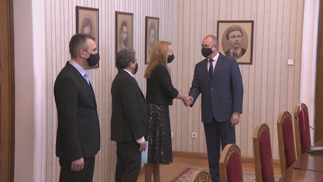 Президентът Румен Радев връчи мандат за съставяне на правителство на