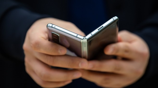 Ако в компания един човек се загледа в телефона си